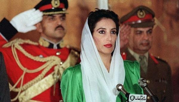 1999 yılında, Pervez Müşerref liderliğinde gerçekleşen askeri darbe sonrası Pakistan’ı terk etmek zorunda kaldı ve Dubai’ye yerleşti.