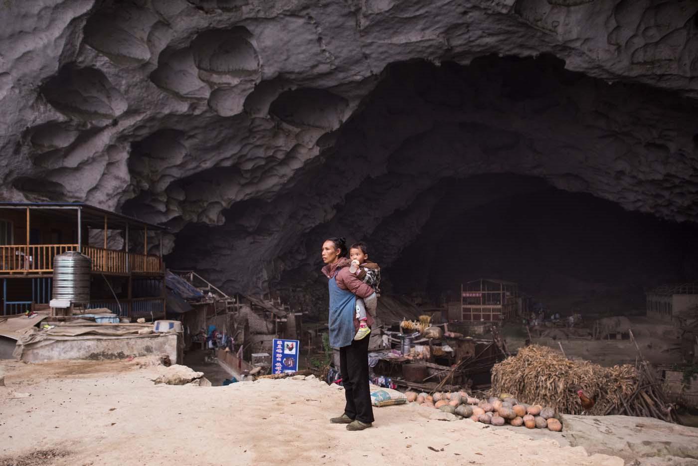 Дом в пещере у китайцев 5. Яодун в Китае. Китайская деревня в пещере Чжундун. Китайцы живут в пещерах. Пещеры в которых жили люди.