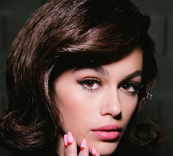 В карьере Кайи ожидается неизбежный подъем. Кендалл Дженнер даже сказала: «Когда Кайя выйдет на подиумы, мы все останемся без гроша!»