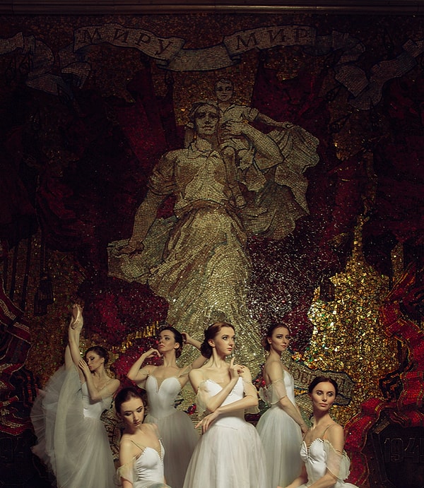 9. Солистки знаменитого на весь мир Михайловского театра на станции метро "Автово". Декорации её посвящены обороне Ленинграда.