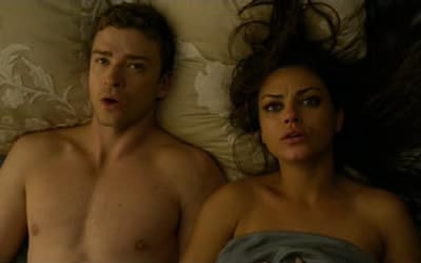 11. Сцена после полового акта, когда героев снимают сверху