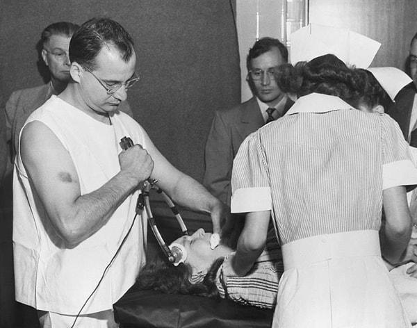 23. Lobotomi öncesi elektroşok ve anestezi uygulaması, 1949.