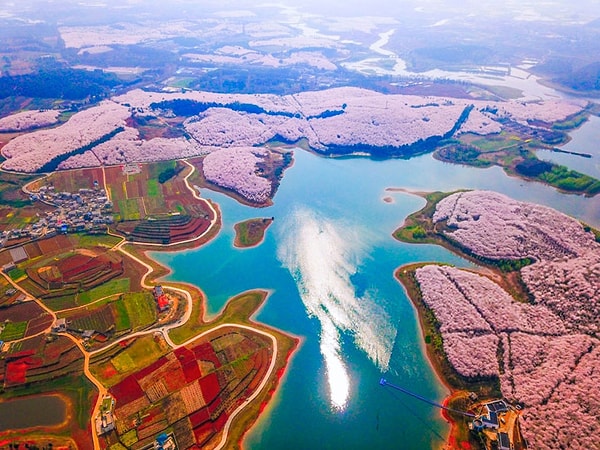 3. Хотя в весеннее время года он не менее прекрасен.