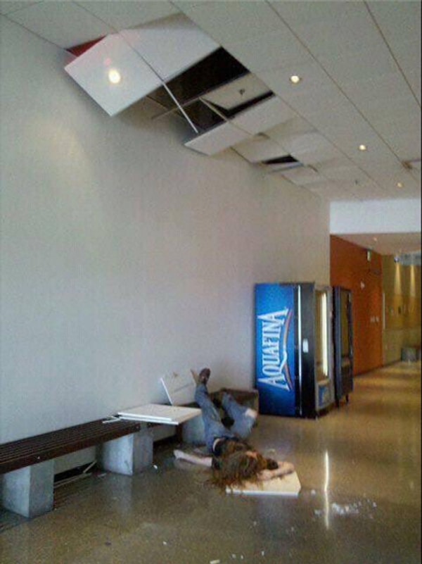 2. Шел в класс, и вдруг с потолка упала девушка