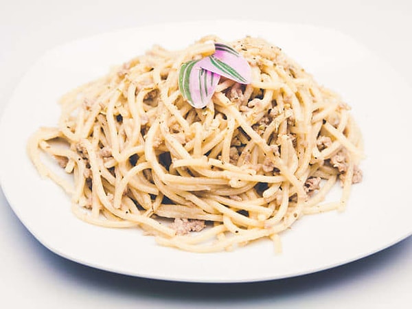 7. Макароны не будут прилипать друг к другу, если во время варки в кастрюлю добавить оливковое масло.