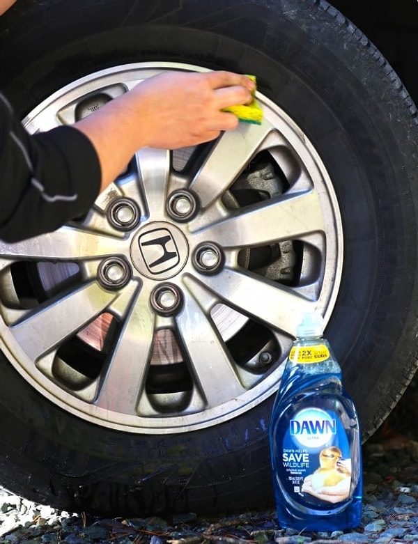 10. Используйте мыло для посуды, чтобы отмыть шины