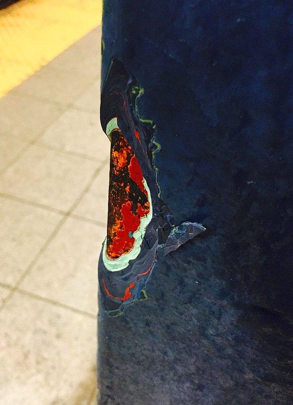 5. New York şehir metrosunun sütunundaki boya katmanları 🌈🌈