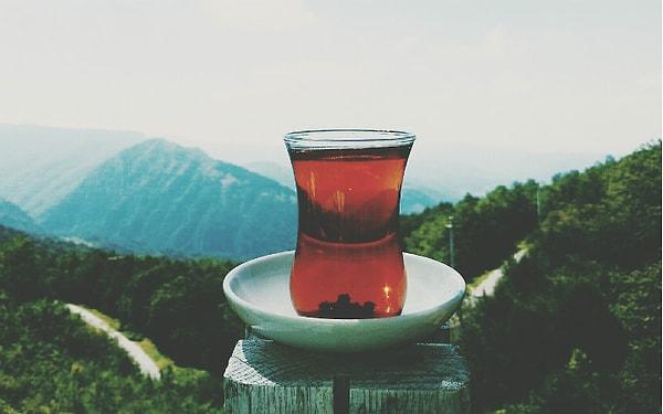 13. Karadeniz'de sudan daha çok tüketilen bir içecek varsa o da çaydır. Günde en az 3 öğün çay içilir :)