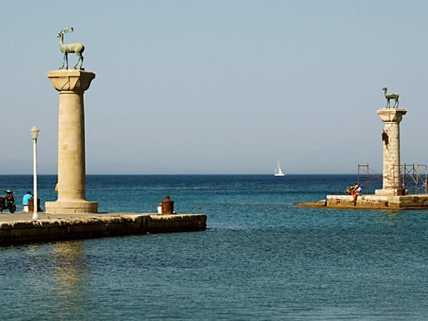 3. Останки какого чуда света изображены на фото?