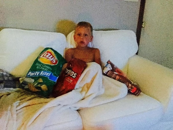 3. «Застала сына в 3 часа ночи за просмотром мультиков. Он не мог заснуть, но не стал будить нас и пошел смотреть телевизор :)»