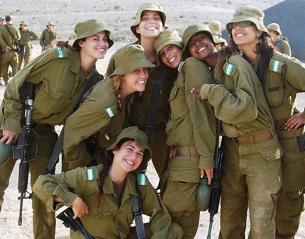 6. В какой стране девушки носят такую военную форму?