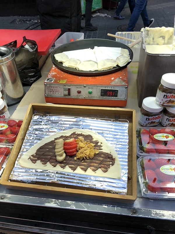 19. Тоненькие блинчики с бананом, клубникой и нутеллой