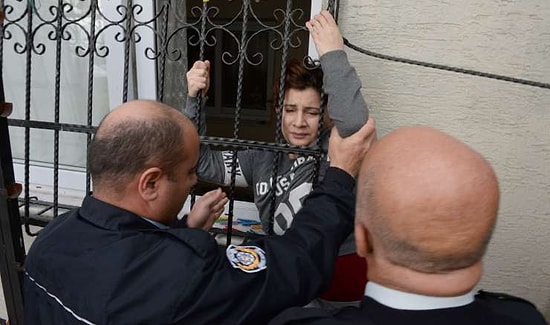 Evlilik mi, Esaret mi? 'Kıskançlık' Bahanesiyle Eşi Tarafından Eve Kilitlenen Kadın, Pencerenin Demiri Kırılarak Kurtarıldı