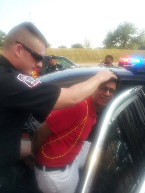 1. «Сегодня разговорился с местным полицейским и спросил у него, что бы мне такого сделать, чтобы убедить родителей, что мой первый день в колледже проходит хорошо. Он предложил сделать это фото»