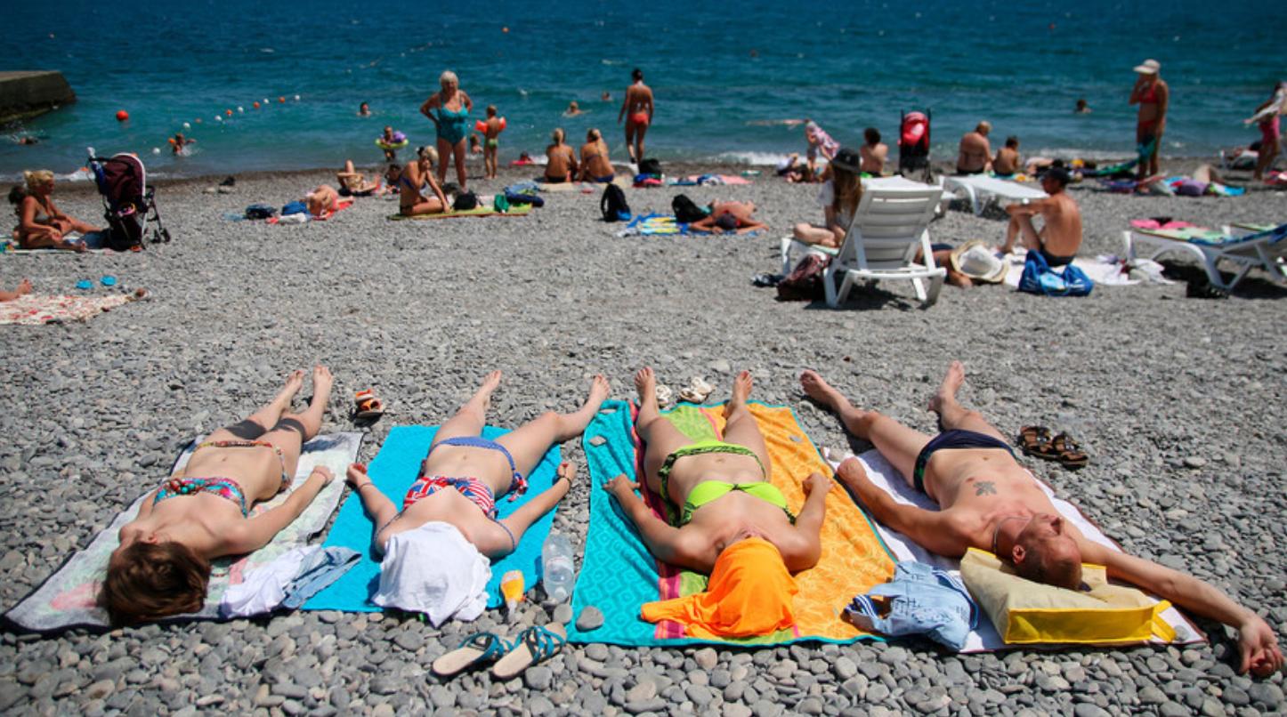 Русские отдыхающие в турции. Российские туристы на пляже. Пляж с русскими туристами. Турция фото пляжей. Отдыхающие туристы на пляже.