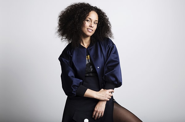 8. Назовите настоящую фамилию Алишы Киз