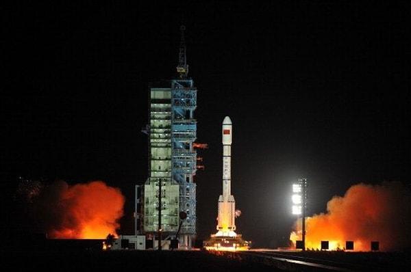Uzay istasyonu görev süresini 2013'te tamamlamıştı. Çinli bilim insanları, istasyonun uzay sevk sistemlerini kullanarak Tiangong-1'i kontrollü biçimde Dünya yörüngesinin dışına itmeyi planlıyordu.