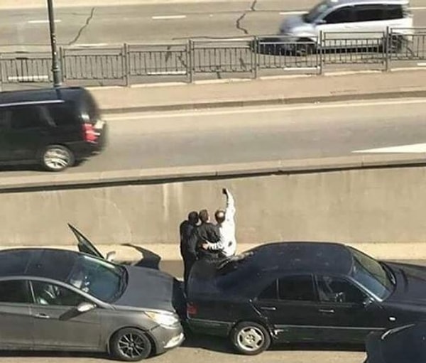 2. Авария - отличный повод сделать селфи на память 😅