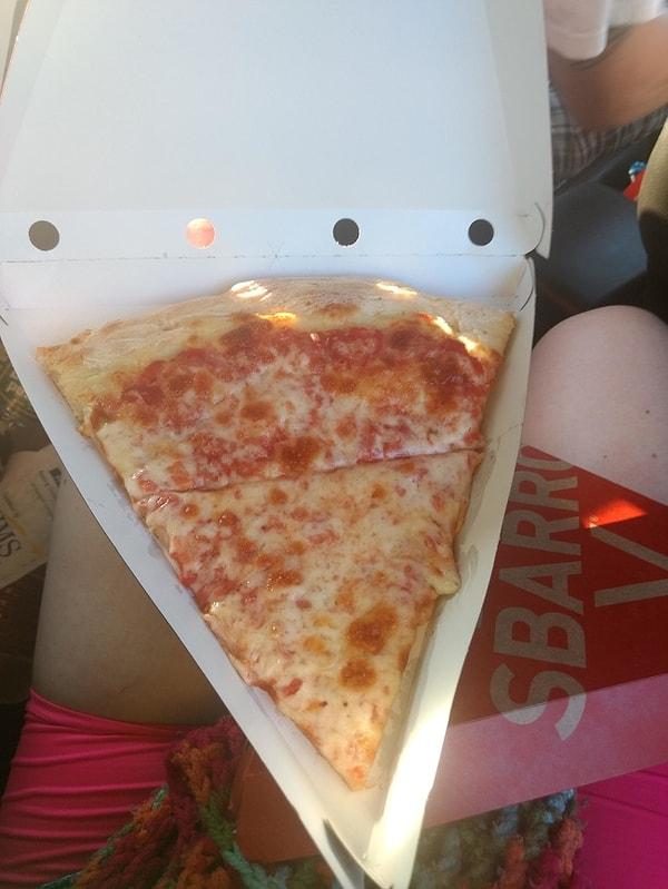 20. Erkek arkadaşla paylaşılmak üzere 'eşit bir şekilde' kesilen pizza candır. 😜