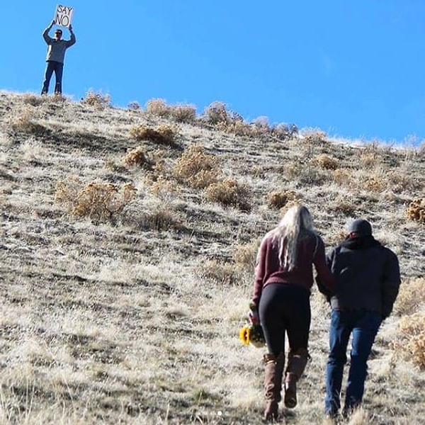 3. ... и отца Элисон, Джейка. Он отметил это дело по-своему... разыграв дочку и будущего зятя табличкой, на которой написано: "Скажи "нет" "