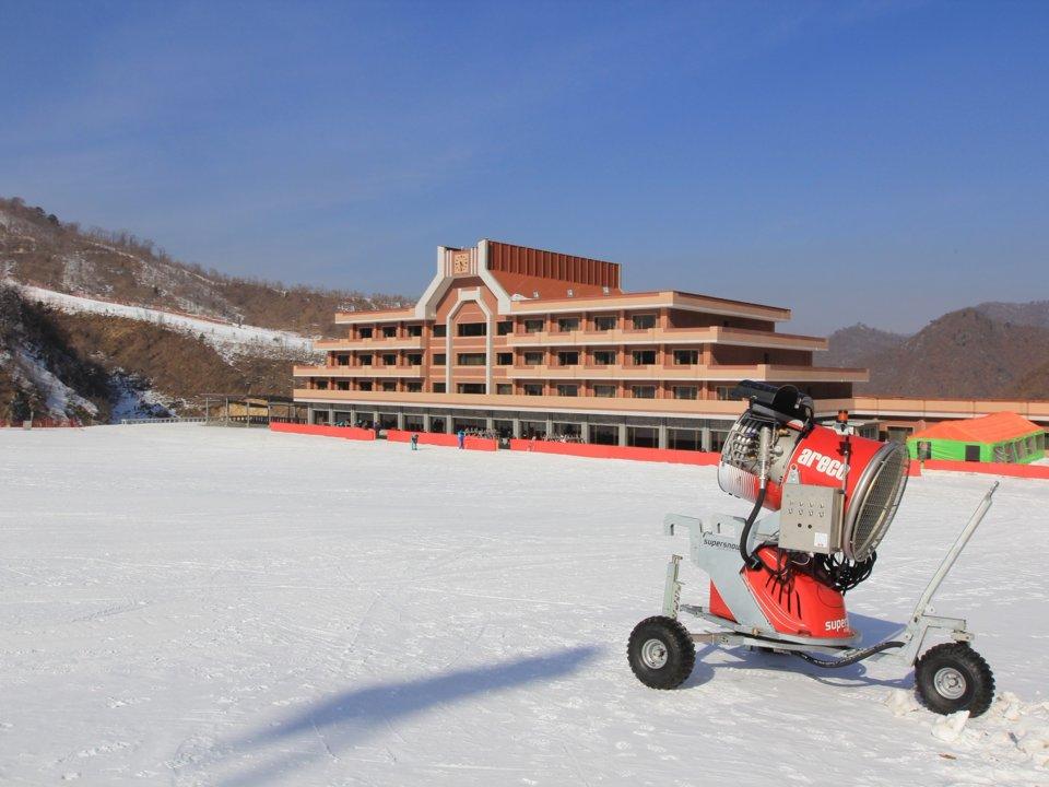 Северная корея горнолыжный курорт. Горнолыжный курорт в Северной Корее. Горнолыжный курорт Масик Северная Корея. Горные лыжи в Северной Корее. Areco SNOWSYSTEM.