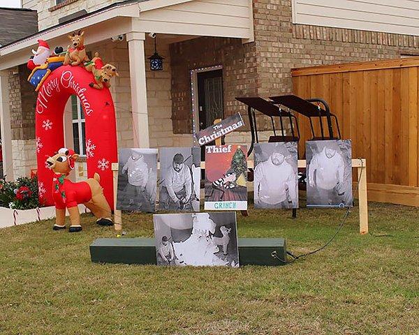 10. "Komşumun ren geyiği dekorasyonları çalındığı için hırsızın fotoğraflarını dekorasyon olarak kullanmaya karar verdi."