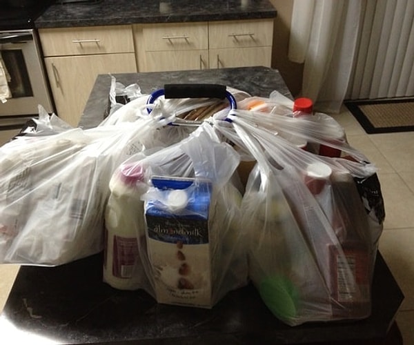 10. Карабин поможет принести все пакеты из машины за один присест