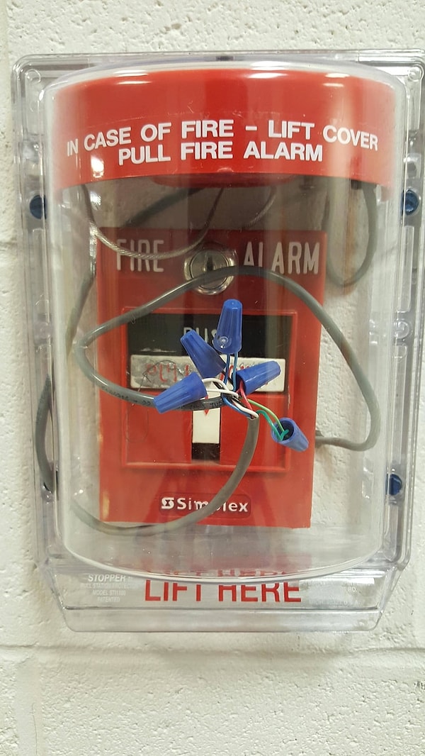 9. Вопрос о том, какой провод резать в случае пожара, остается открытым