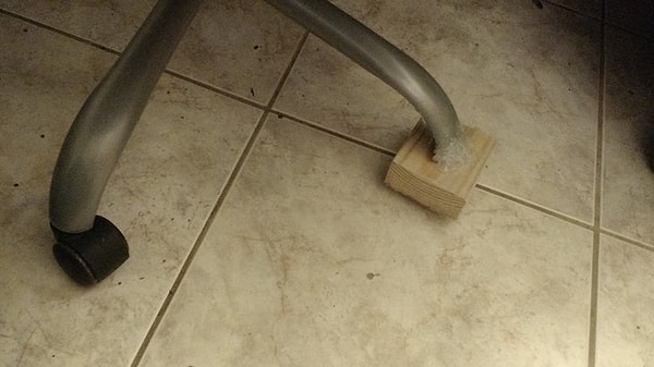 10. Сломалось колесико? Четыре слова: деревянный брусок и горячий клей