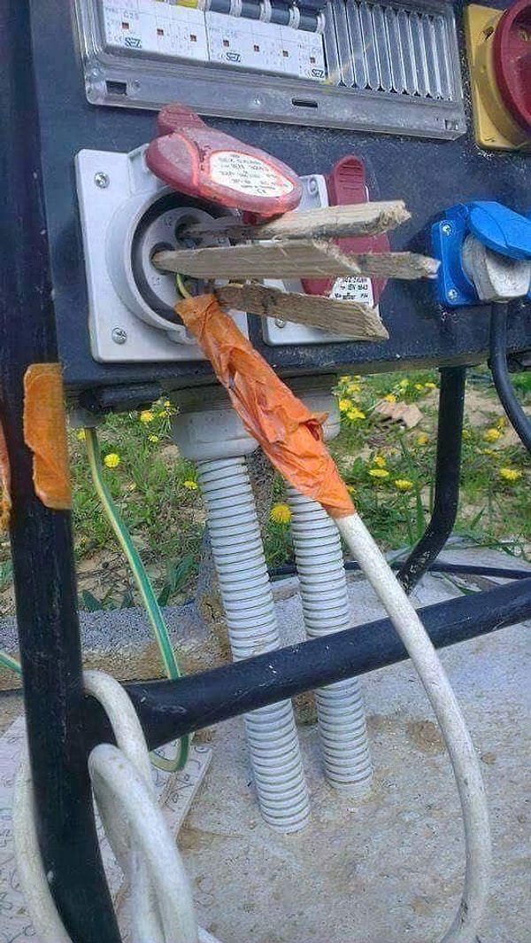 15. "Дерево же не проводит электричество, так что все нормально, да?"