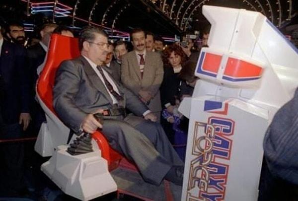 14. 8. Cumhurbaşkanı Turgut Özal, Ankara'da Galaxy Force II oynarken. (1990)