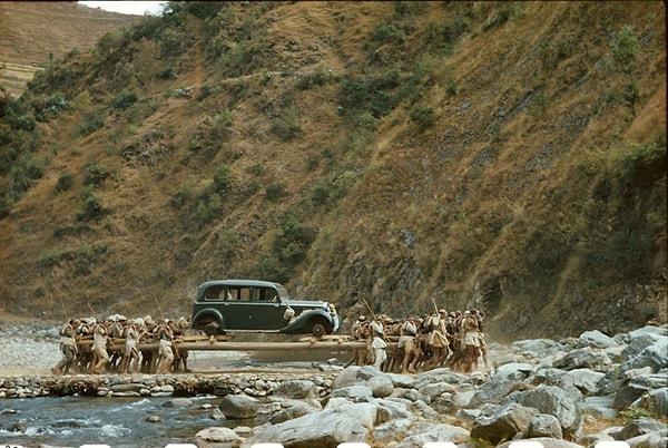 10. Adolf Hitler’in Nepal kralı Truibhuvan’a hediye ettiği 1938 model Mercedes Benz’in başkente taşınması.