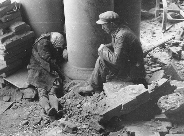 20. Alman bombardımanında ölen eşinin başında yas tutan yaşlı bir adam - Polonya, 1944