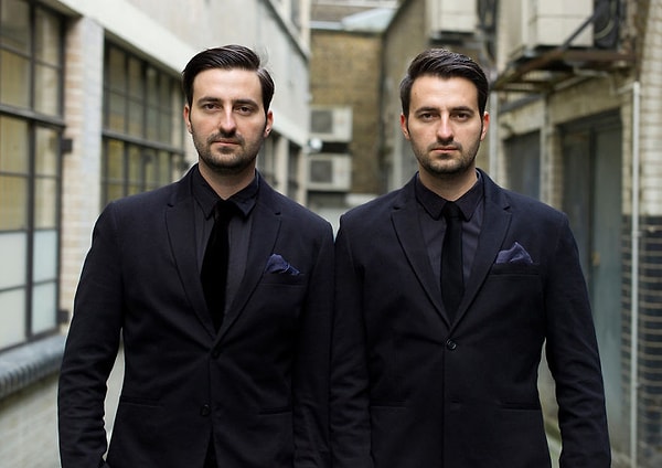 4. Близнецы даже старались принять одинаковые позы, чтобы выглядеть почти как один человек, живущий в этом мире в двух разных телах.