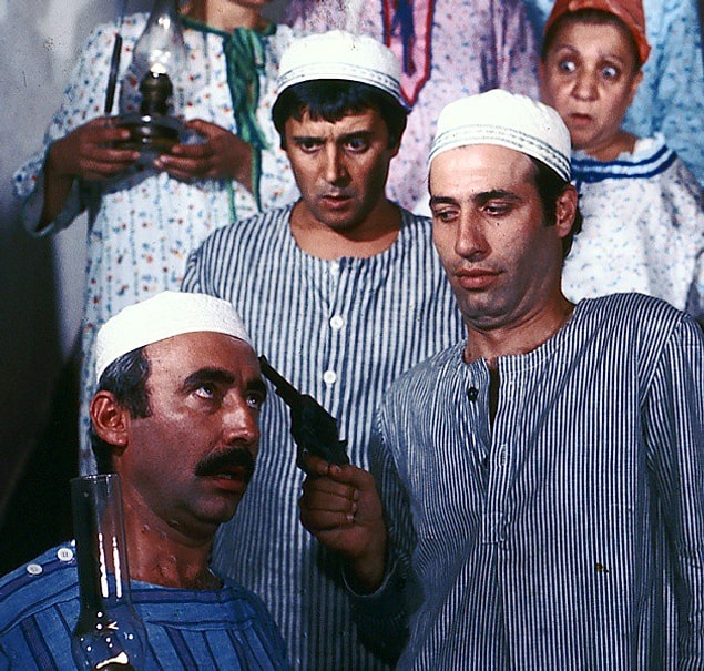 10. Süt Kardeşler filme alınmadan önce tiyatro oyunu olarak sergilendiği zamanlar Halit Akçatepe oyunu o kadar çok seyretmiş ki, neredeyse her repliğini filmden önce ezbere kağıda dökmüş.