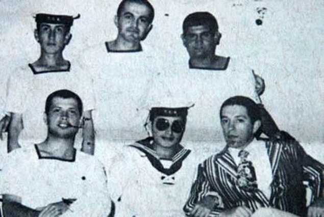 4. 1976 yılında Gölcük’te bahriyeli olarak askerliğini yapan Bülent Ersoy, Müzeyyen Senar ekolünün temsilcisi olarak başladığı sanat hayatında pek çok klasik Türk müziği eserini seslendirdi.