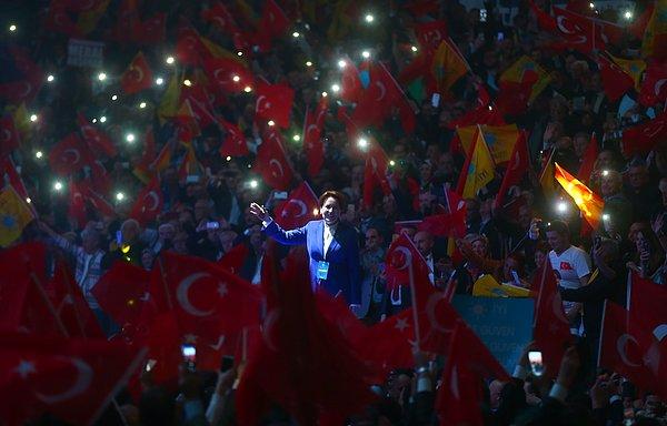 Kurultayın yapıldığı salona gelen Akşener, partilileri selamladı. Bu sırada partililer "Cumhurbaşkanı Meral Akşener" sloganları attı.