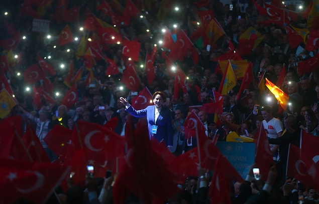 Kurultayın yapıldığı salona gelen Akşener, partilileri selamladı. Bu sırada partililer "Cumhurbaşkanı Meral Akşener" sloganları attı.