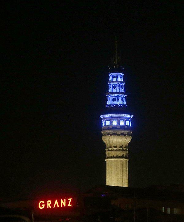 İstanbul’da 15 Temmuz Köprüsü, Galata Kulesi ile Beyazıt Saat Kulesi, saat 20.00'den itibaren mavi ışıklarla aydınlatıldı.