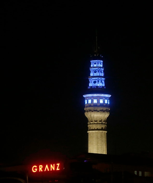 İstanbul’da 15 Temmuz Köprüsü, Galata Kulesi ile Beyazıt Saat Kulesi, saat 20.00'den itibaren mavi ışıklarla aydınlatıldı.