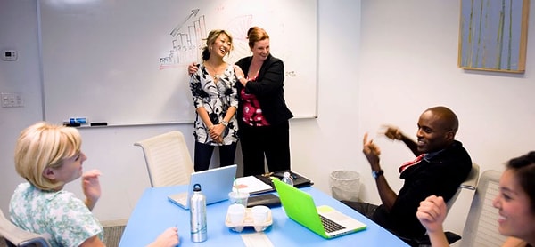 19. Хвалить можно при других людях, критиковать - только наедине.