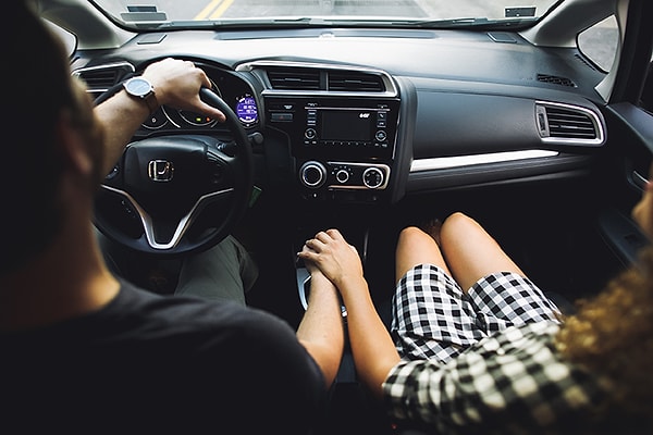 22. Не спите и не "застревайте" в телефоне, если вы сидите рядом с водителем.