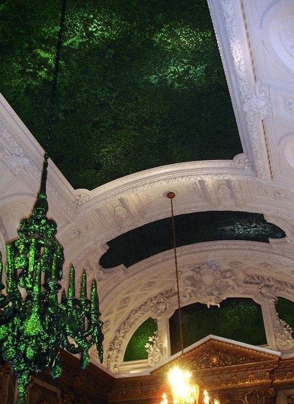 4. Плафон и центральная люстра инкрустированы надкрыльями таиландских жуков рода Melanophia, переливающимися в зависимости от освещения и меняющими окраску от изумрудной до пурпурной.