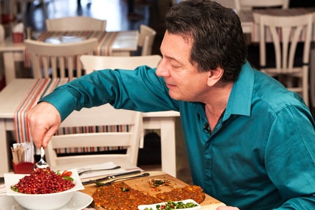 Ama pek çoğumuzun kendisini tanımasına neden olan özelliği gurmeliği ve yemek sanatına olan aşkı...