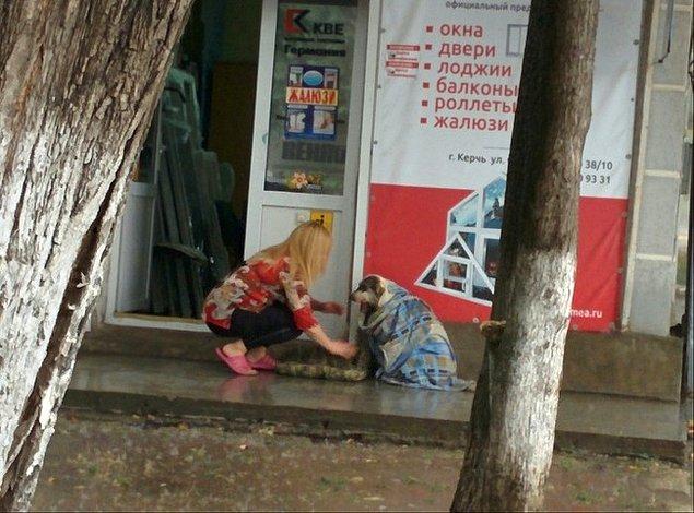 6. Kırım'da bu kadın önce sarıp sarmaladığı bu köpeği, sonra daha fazla üşümesin diye dükkanının içine aldı.