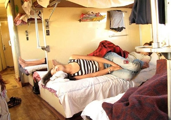 7. Места хватило не всем. Но выход есть: лечь валетом.