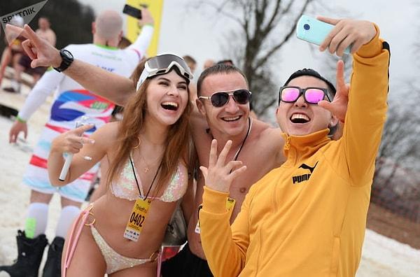 Katılımcıların doyasıya eğlendiği festivalde insanlar kayak yapmanın yanı sıra bol bol güneşlenme fırsatı da buldu.