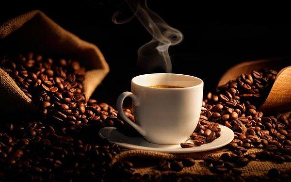 Kahve özellikle sabahları kendimize gelmemizi sağlasa da aslında cildimiz için o kadar da iyi değil!