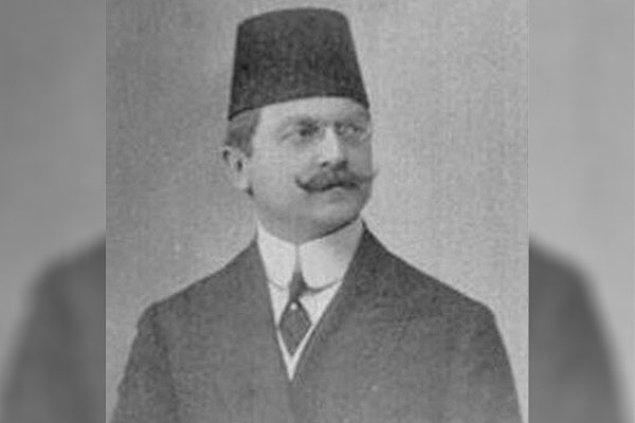 Ali Kemal, hayatı çalkantılarla geçen, belirsiz fikirlere sahip, çeşitli siyasi görüşlerin içerisine giren ve çatışan, Avrupa'da uzun süreler yaşamış son dönem Osmanlı yazarlarından birisiydi.