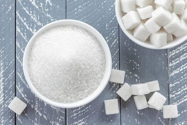 1. Şeker insanı hiperaktif ya da enerji dolu yapmaz. Genellikle çocukların yediği şekerli yiyeceklerin içindeki katkı maddeleri insanı hiperaktif yapar.